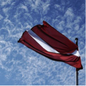 Lettlands flagga.jpg