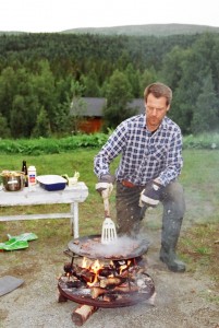 Jörgen Dan Isacsson lagar en samisk specialitet, Suovas, utanför Tärnaby. Foto: Caroline Maino
