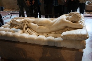 Den antika marmorskulpturen Den sovande hermafroditen har fettet på rätt ställe. Foto: Caroline Maino