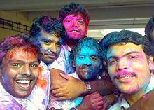 Ingenjörstudenter i Kerala firar Holi. Foto från Wikipedia