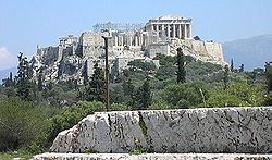 Pnyx i Aten där de första demokratiska folkförsamlingarna hölls för 2500 år sedan. Foto från Wikipedia