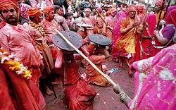 I norra Indien, I regionen Braj, slår kvinnorna männen på skoj. Männen skyddar sig med sköldar. Denna dag får männen acceptera vadhelst kvinnorna gör med dem. Denna ritual kallas Lath Mar Holi. Foto från Wikipedia