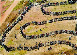 Miljoner sydafrikaner köade för att få rösta 1994. Bild från Wikipedia