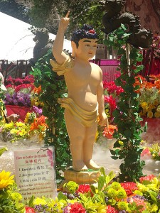 Staty av Buddha som baby. Foto från Wikipedia