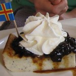 Ålandspannkaka med sviskon och grädde Bilden lånad från Wikipedia