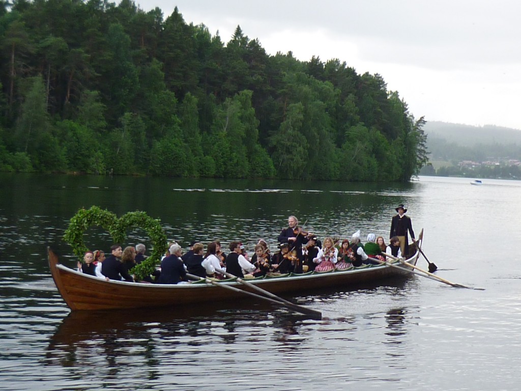 Kyrkbåtar med spelmän Foto: Ulla Tornvall