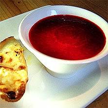Rödbetssoppa och chèvregratinerat bröd Foto från Tasteline