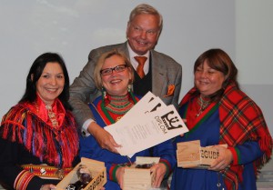 Victoria Harnesk, Anneli Jonsson och Maria tar emot pris för "Smak på Sápmi: samisk mat - tradition, innovation och framtid" Foto: Lena Ahlström