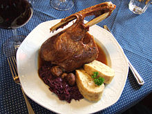 Martinsgås serverad på tyskt vis med rödkål och knödel. Foto från Wikipedia