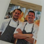 Kockarna Henrik Forsell och Tobias Bentley på omslaget till Täby Enskildas nya kokbok Foto: Tomas Wallentinus