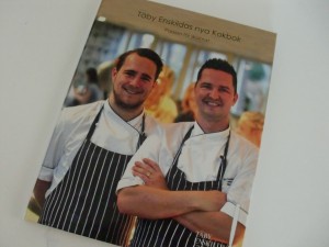 Kockarna Henrik Forsell och Tobias Bentley på omslaget till Täby Enskildas nya kokbok Foto: Tomas Wallentinus
