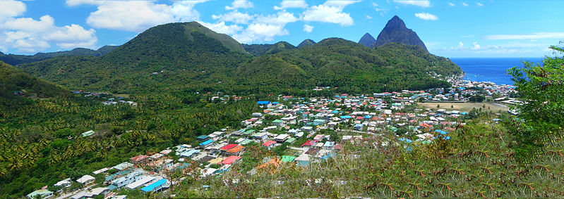 Saint Lucia i Karibien med landmärkena The Pitons i bakgrunden. Foto: Gzdavidwong
