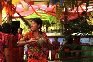 En flicka firar theravadiskt nyår med att hälla vatten vid festligheter i Yangon, Burma. Foto: Htoo Tay Zar
