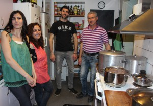 Sarah, kökschefn, George och Simon. Det syriska matlaget som lagade Frike med köttgryta, mandel och pinjenötter Foto: Lena Ahlström
