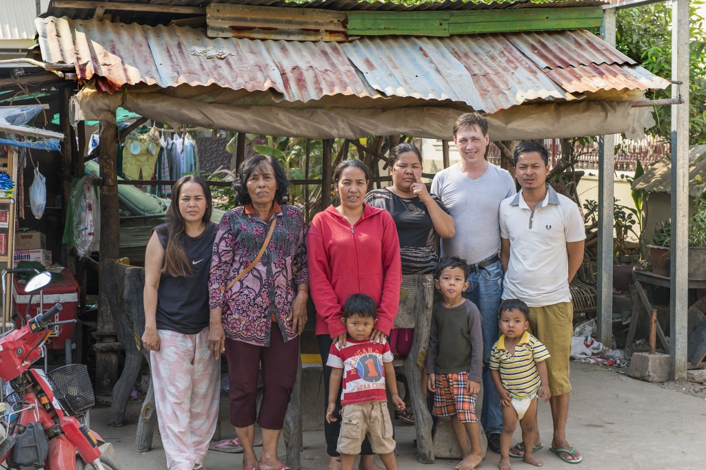 Johan Büngers familj i Kambodja. Johan näst längst till höger, Johans fru Daridav längs till vänster.