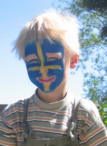 Ansiktsmålning är populärt på Sveriges nationaldag. Foto: Caroline Maino