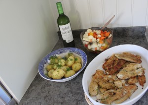 Senapsstekt abborrfilé med syrliga grönsaker och färsk potatis Foto: Lena Ahlström
