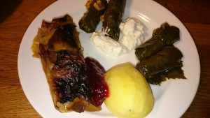 Kåldolmar med lingon och potatis, vegetariska vinbladsdolmar och vinbladsdolmar med lammfärs och yoghurt. Foto: Caroline Maino