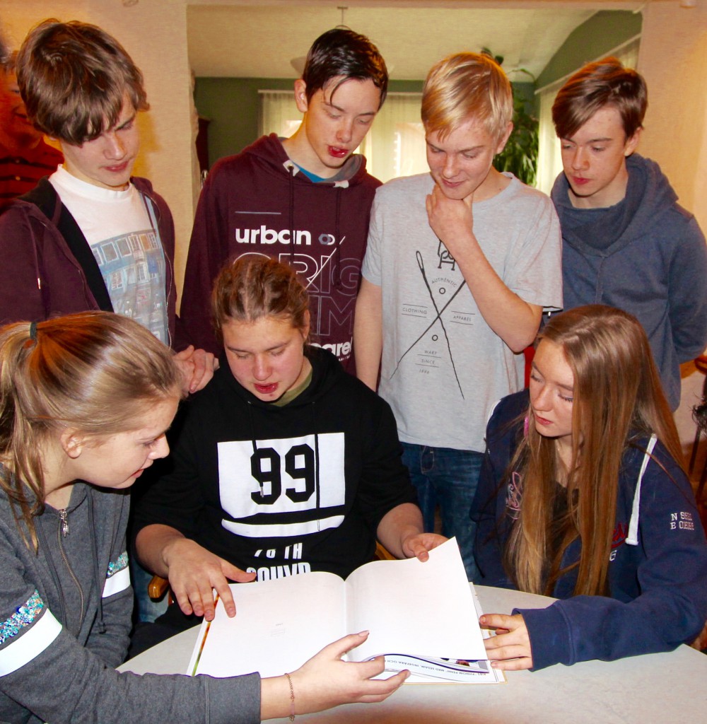 Några av eleverna i årskurs 9 som vann frågesporten på Mångkulturella matdagen Foto: Lena Ahlström