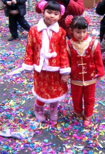 Rödklädda flickor i Hong Kong firar nyår. Foto: Fæ