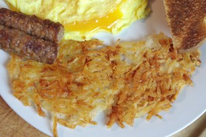 Amerikansk frukoret med Hash browns (amerikansk råraka), ägg och korv 