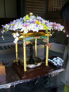 Att hälla vatten eller örtte över en Buddhastaty hör till traditionen i Japan.