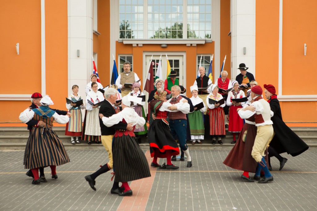 Dans är hälsosamt. Här dansar Folkdansgillet Kedjan i lettiska Sigulda. Foto: Lettiska kulturcentret