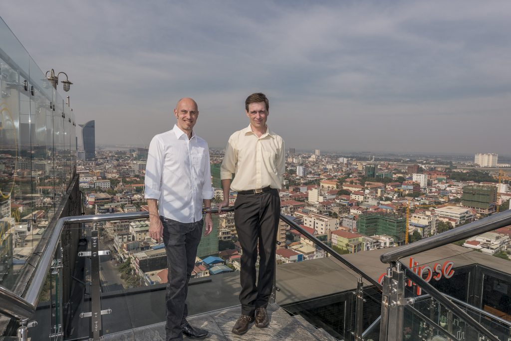 Kalle Rimling och Johan Bünger på taket till det hus i Phnom Penh där Svenska Ambassaden har sitt kontor. Staden har över 1,5 miljoner invånare.