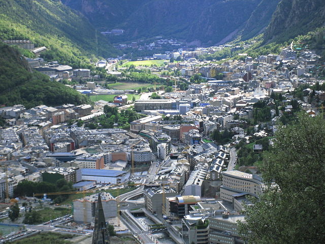 Huvudstaden Andorra la Vella och en bit av Escaldes-Engordany Foto: Gertjan R.