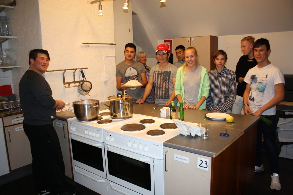 Här är åtta av de tio ungdomar som lagar mat tillsammans Foto: Caroline Maino