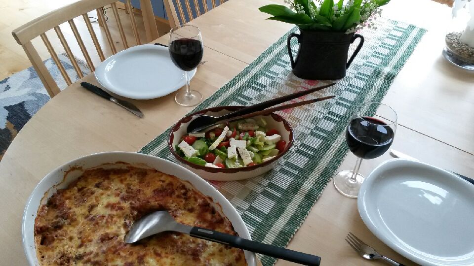 Måltid med Lasagne, sallad med fetaost och vin Foto: Lena Ahlström